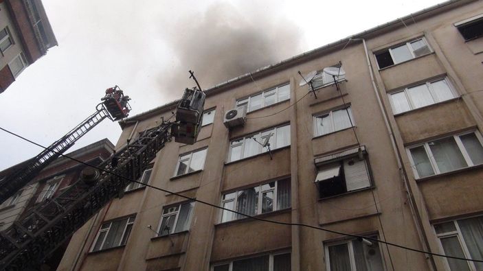 Şişli’de yangın, kar altında sokakta kaldılar -8