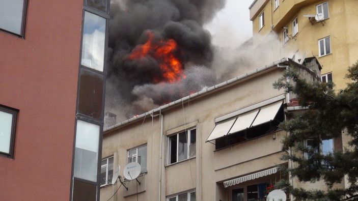 Şişli’de yangın, kar altında sokakta kaldılar -1
