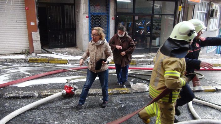 Şişli’de yangın, kar altında sokakta kaldılar -3