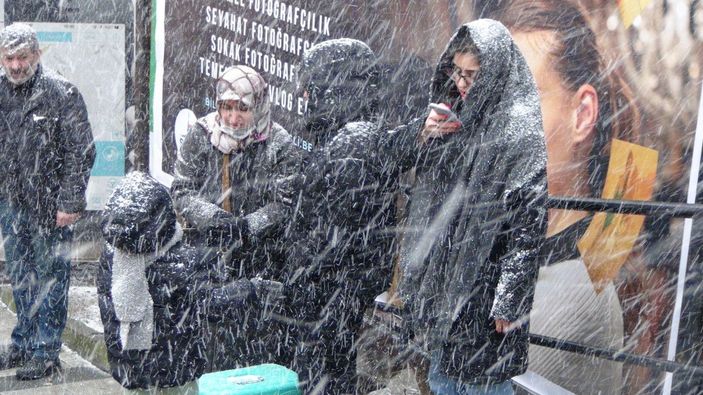 Şişli’de yangın, kar altında sokakta kaldılar -10