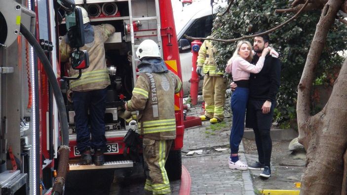 Şişli’de yangın, kar altında sokakta kaldılar -6