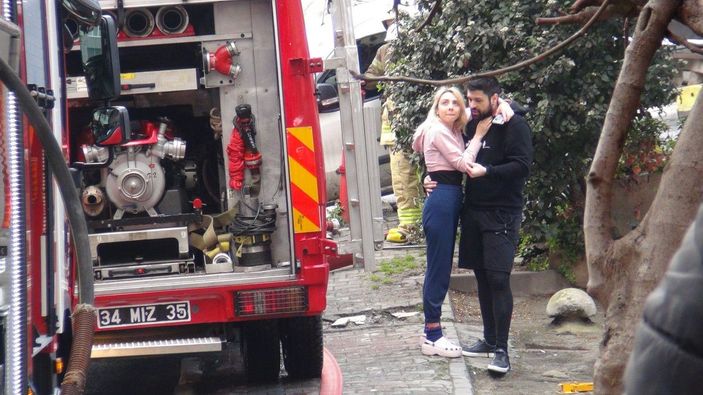 Şişli’de yangın, kar altında sokakta kaldılar -4