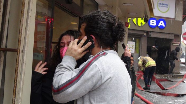 Şişli’de yangın, kar altında sokakta kaldılar -7