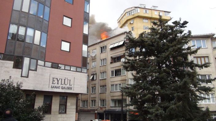 Şişli’de yangın, kar altında sokakta kaldılar -2