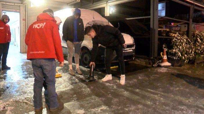 İstanbul'da yollar buz pistine döndü, kazalar beraberinde geldi -2