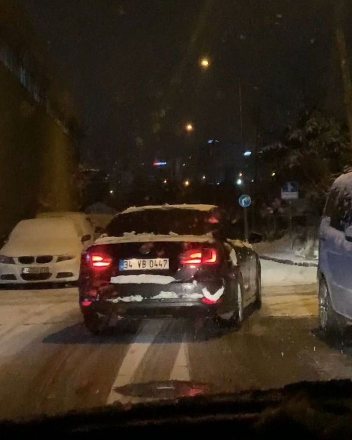 Sokak arasında drift yapan otomobil kameralara yansıdı -1