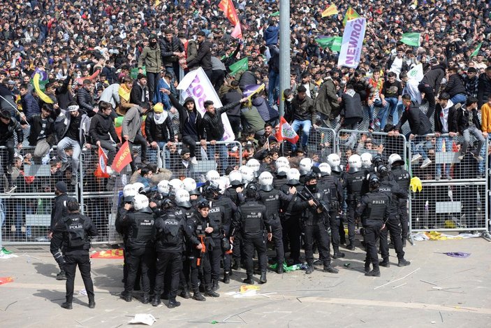 Diyarbakır'da HDP'nin nevruz etkinliği; PKK lehine slogan atanlara gözaltı -6