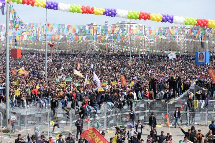 Diyarbakır'da HDP'nin nevruz etkinliği; PKK lehine slogan atanlara gözaltı -9