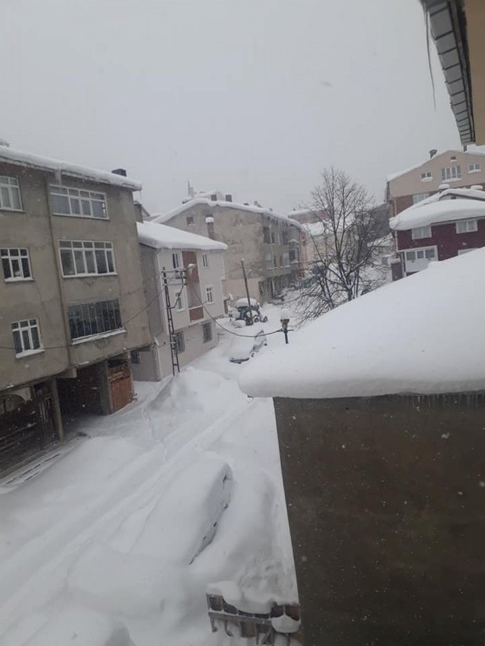 Doğu Karadeniz'de kar esareti; beyaz örtü altındaki taksisini aradı -4