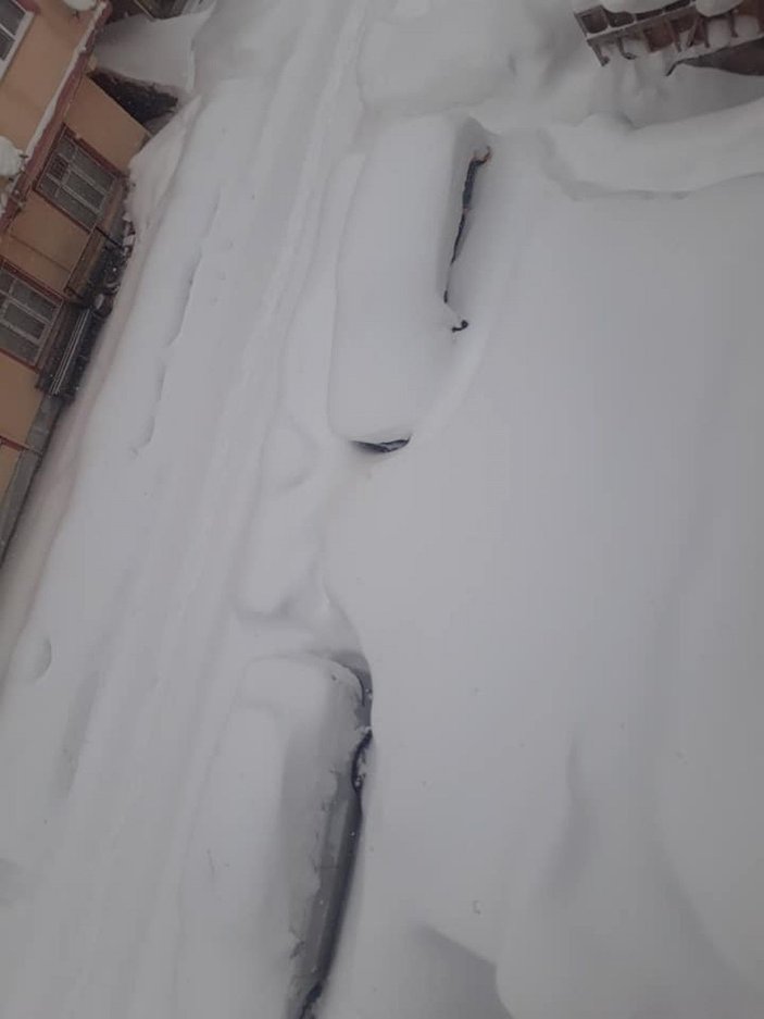 Doğu Karadeniz'de kar esareti; beyaz örtü altındaki taksisini aradı -1