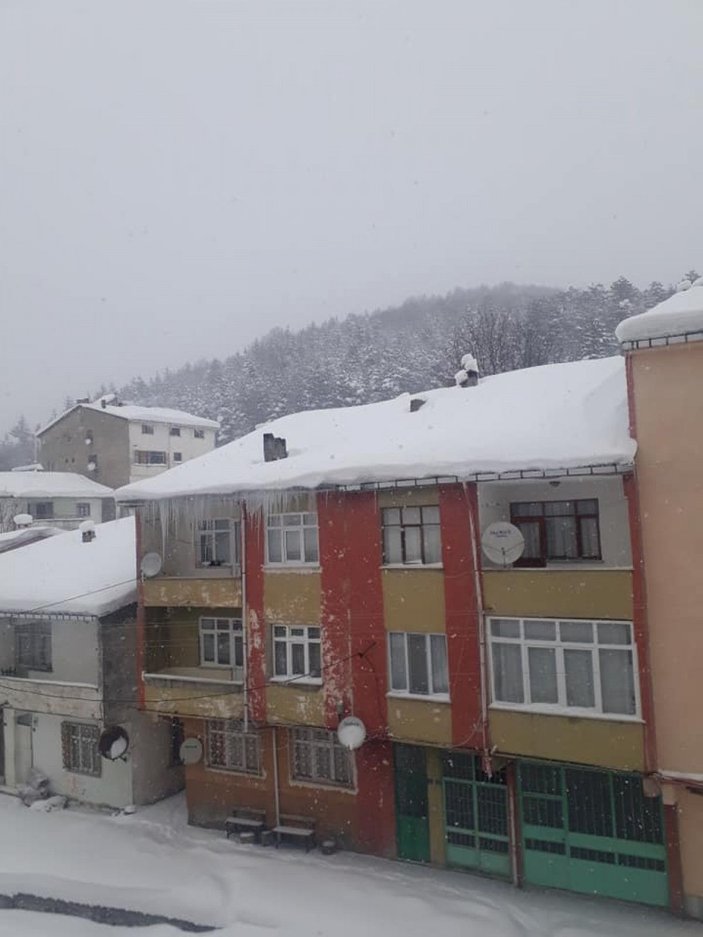 Doğu Karadeniz'de kar esareti; beyaz örtü altındaki taksisini aradı -3