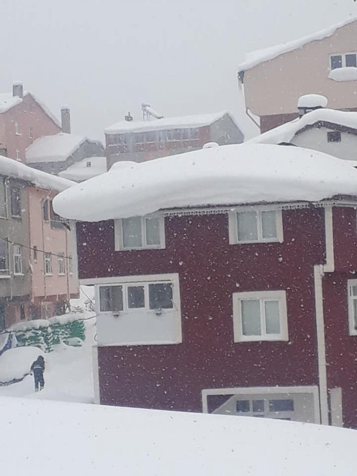 Doğu Karadeniz'de kar esareti; beyaz örtü altındaki taksisini aradı -9