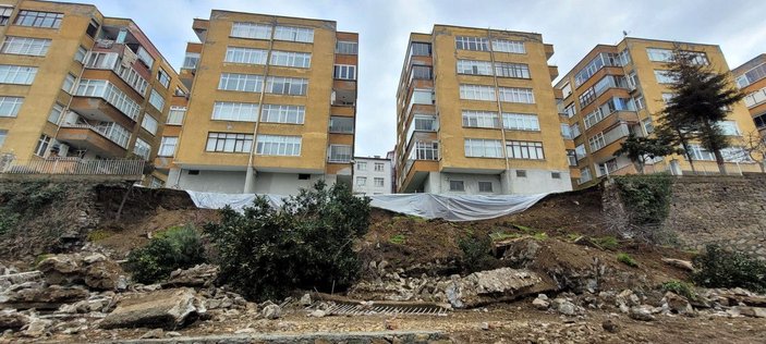 Heyelan sonrası boşaltılan sitede naylonlu önlem -6