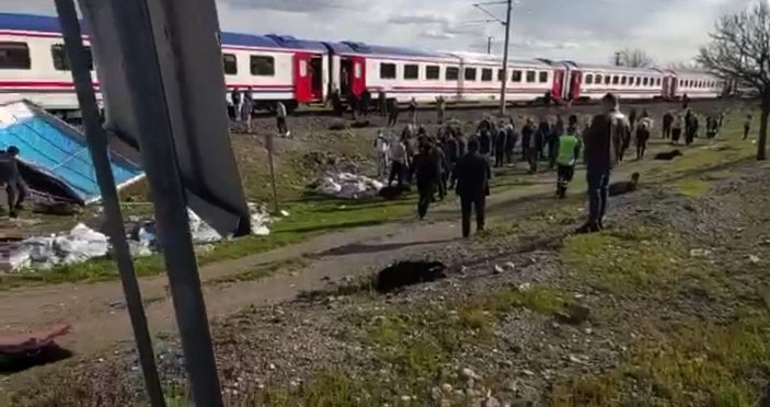 Kamyonet ve tren, hemzemin geçitte çarpıştı; 2 kişi yaralı, 41 küçükbaş öldü -4