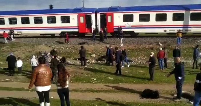 Kamyonet ve tren, hemzemin geçitte çarpıştı; 2 kişi yaralı, 41 küçükbaş öldü -5