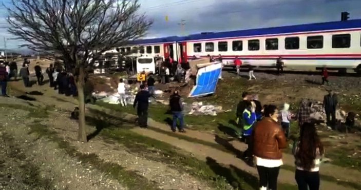 Kamyonet ve tren, hemzemin geçitte çarpıştı; 2 kişi yaralı, 41 küçükbaş öldü -2