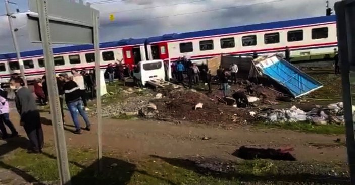 Kamyonet ve tren, hemzemin geçitte çarpıştı; 2 kişi yaralı, 41 küçükbaş öldü -3