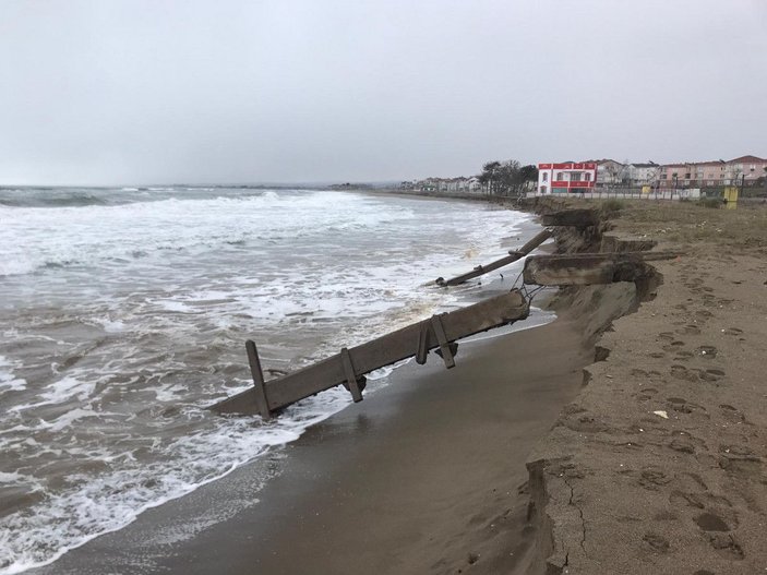 Karasu’da kıyı erozyonu; 20 metrelik aşınma oldu -4