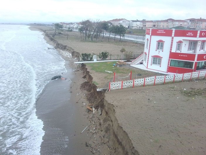 Karasu’da kıyı erozyonu; 20 metrelik aşınma oldu -1