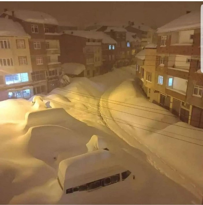 Karadeniz'de kar esareti; araçlar kayboldu, evlerin girişleri kapandı -5