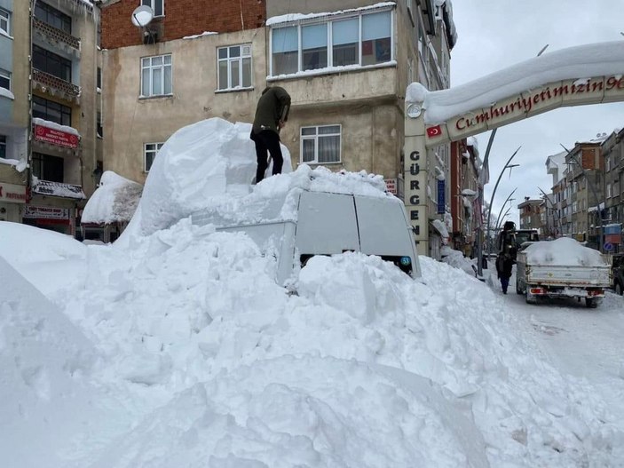 Karadeniz'de kar esareti; araçlar kayboldu, evlerin girişleri kapandı -3
