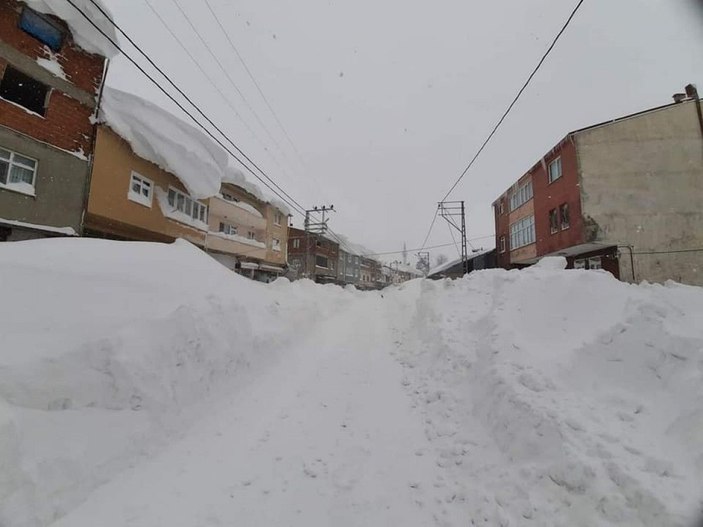 Karadeniz'de kar esareti; araçlar kayboldu, evlerin girişleri kapandı -6