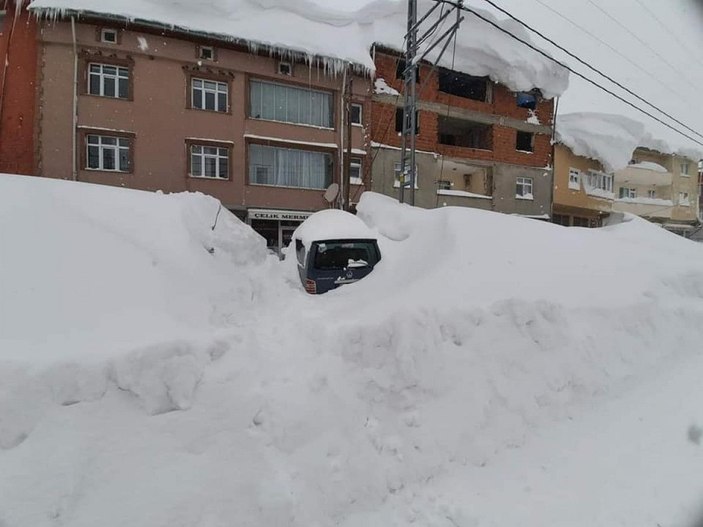 Karadeniz'de kar esareti; araçlar kayboldu, evlerin girişleri kapandı -7