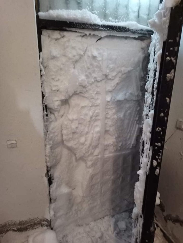 Karadeniz'de kar esareti; araçlar kayboldu, evlerin girişleri kapandı -2