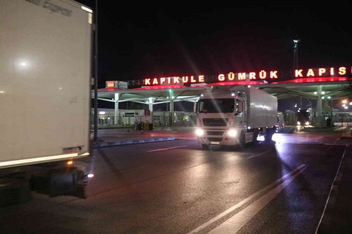 Savaş mağduru tır şoförü, Türkiye’ye gelir gelmez toprağı öptü, diz çöküp dua etti -9