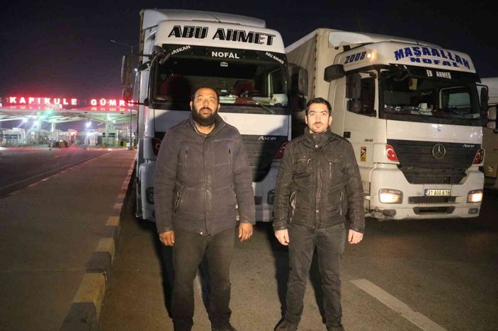 Savaş mağduru tır şoförü, Türkiye’ye gelir gelmez toprağı öptü, diz çöküp dua etti -11