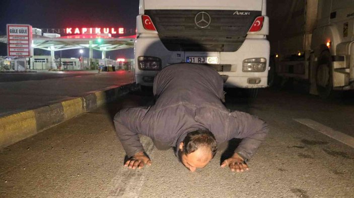 Savaş mağduru tır şoförü, Türkiye’ye gelir gelmez toprağı öptü, diz çöküp dua etti -1