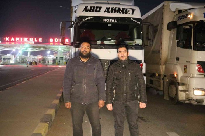 Savaş mağduru tır şoförü, Türkiye’ye gelir gelmez toprağı öptü, diz çöküp dua etti -7
