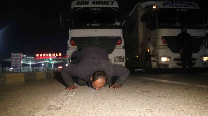 Savaş mağduru tır şoförü, Türkiye’ye gelir gelmez toprağı öptü, diz çöküp dua etti -13