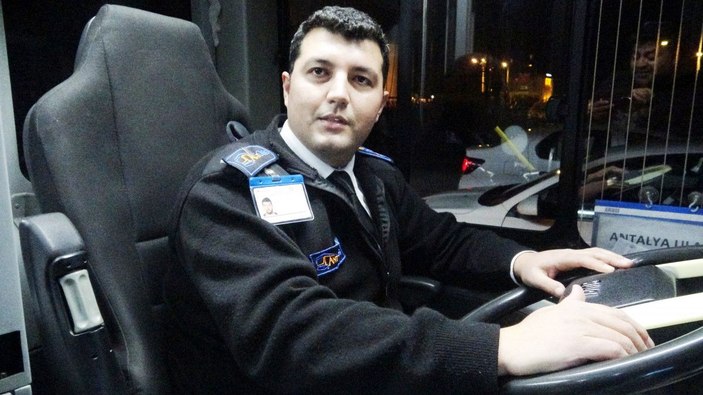 Antalya'da otobüste para ve eşya dolu çantasını unutan Rus turiste eşyaları teslim edildi