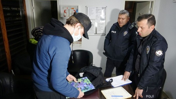 Antalya'da otobüste para ve eşya dolu çantasını unutan Rus turiste eşyaları teslim edildi
