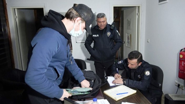 Antalya'da otobüste para ve eşya dolu çantasını unutan Rus turiste eşyaları teslim edildi