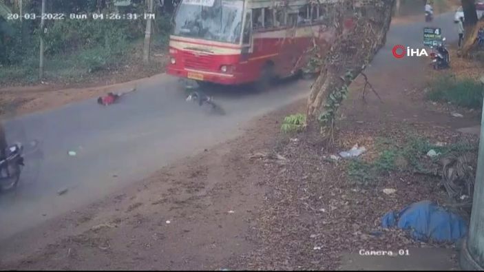 i Hindistan'da bisikletli çocuk, ezilmekten son anda kurtuldu