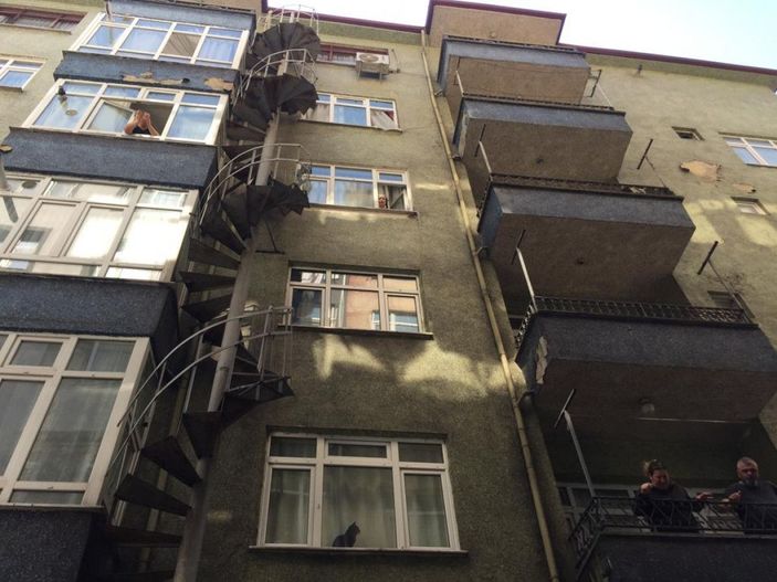 Cam silerken 5'inci kattan düşen kadın ağır yaralandı -3