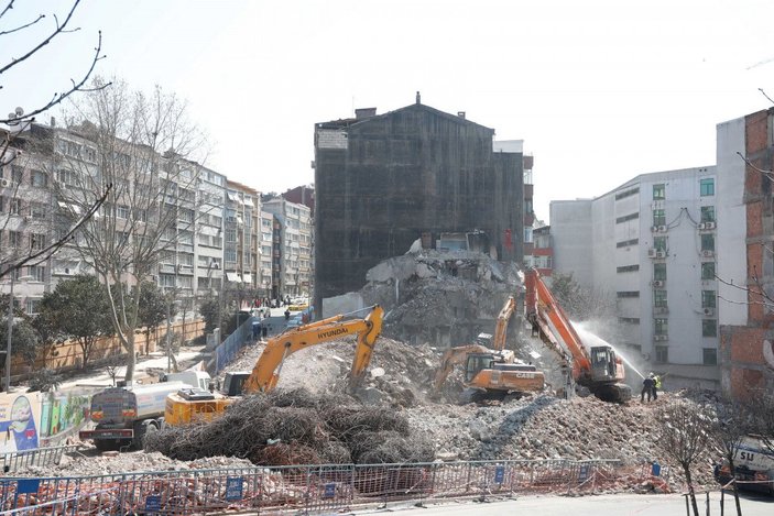 Şişli'de riskli üç binanın yıkımı sırasında yandaki binada dairelerin duvarı yıkıldı -1