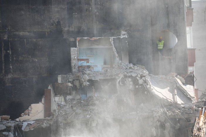 Şişli'de riskli üç binanın yıkımı sırasında yandaki binada dairelerin duvarı yıkıldı -7