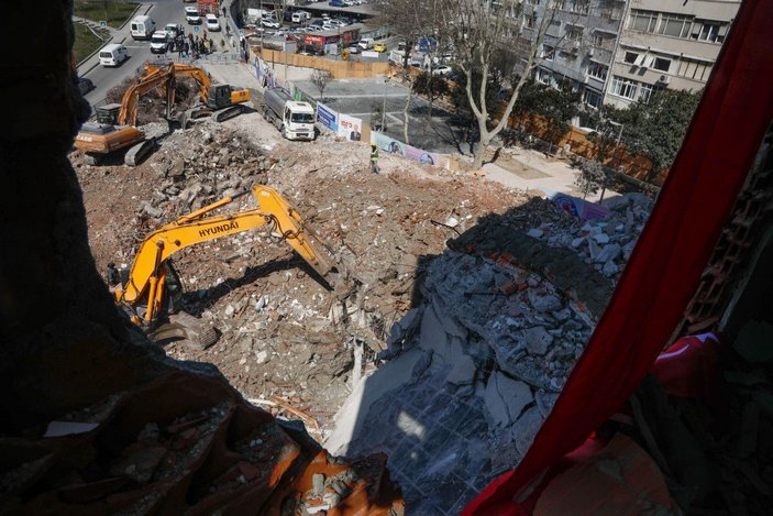 Şişli'de riskli üç binanın yıkımı sırasında yandaki binada dairelerin duvarı yıkıldı -10