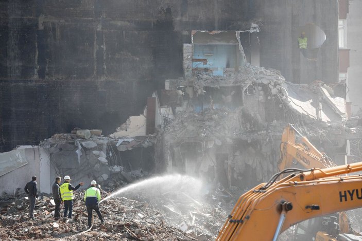 Şişli'de riskli üç binanın yıkımı sırasında yandaki binada dairelerin duvarı yıkıldı -5