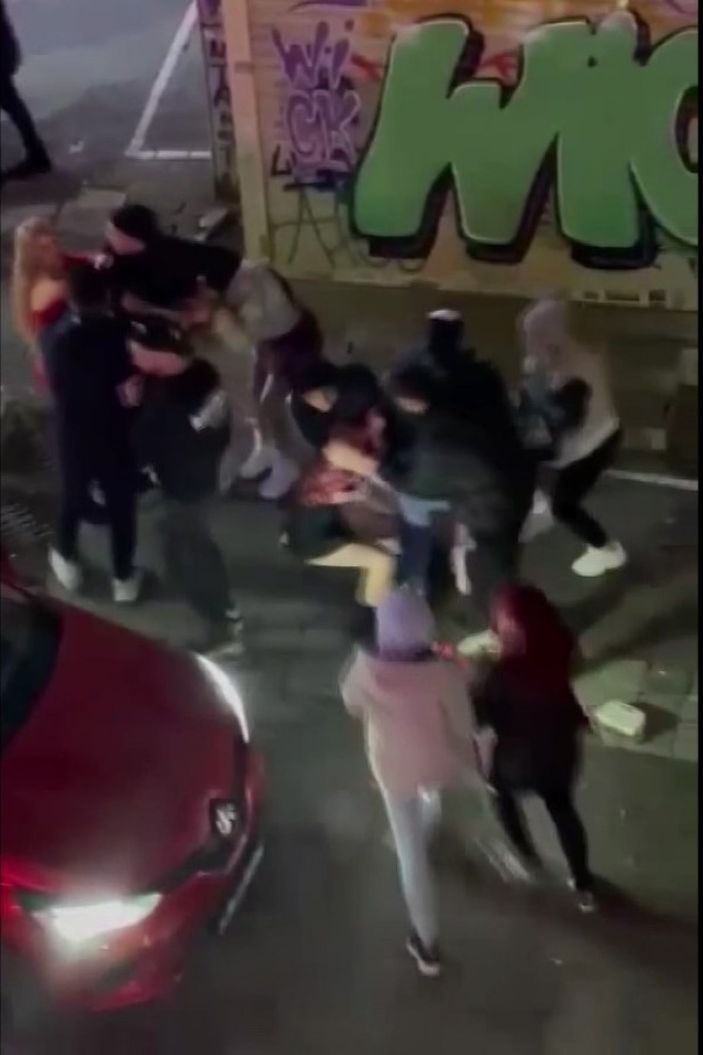Kızların saç saça baş başa kavgası kamerada -4