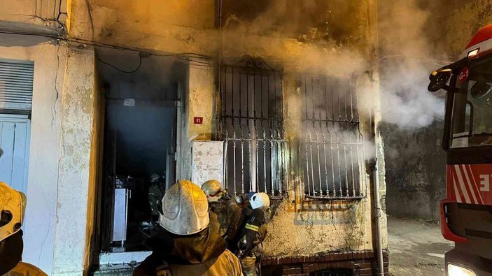 Fatih'te yangın: 4 kişi ve 6 kedi yavrusu kurtarıldı