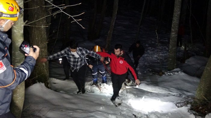 Uludağ’da yere düşen Türk bayrağını göndere çeken 3 genç mahsur kaldı