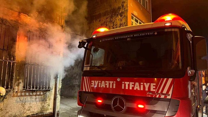Fatih'te yangın: 4 kişi ve 6 kedi yavrusu kurtarıldı