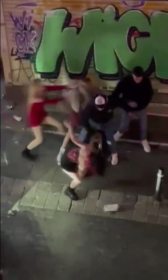 Kızların saç saça baş başa kavgası kamerada -2