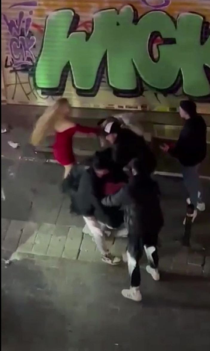 Kızların saç saça baş başa kavgası kamerada -5