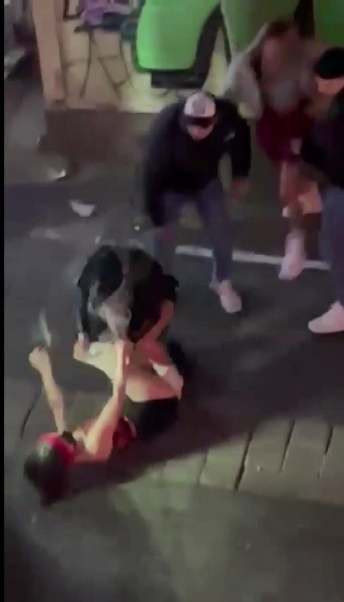 Kızların saç saça baş başa kavgası kamerada -3