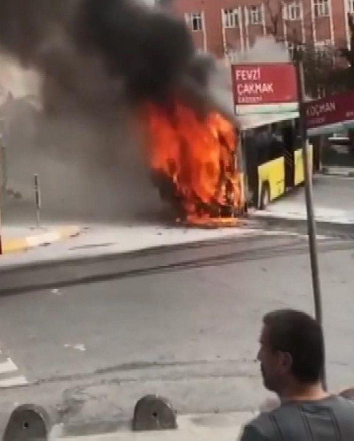 Bağcılar'da İETT otobüsü alev alev yandı -2